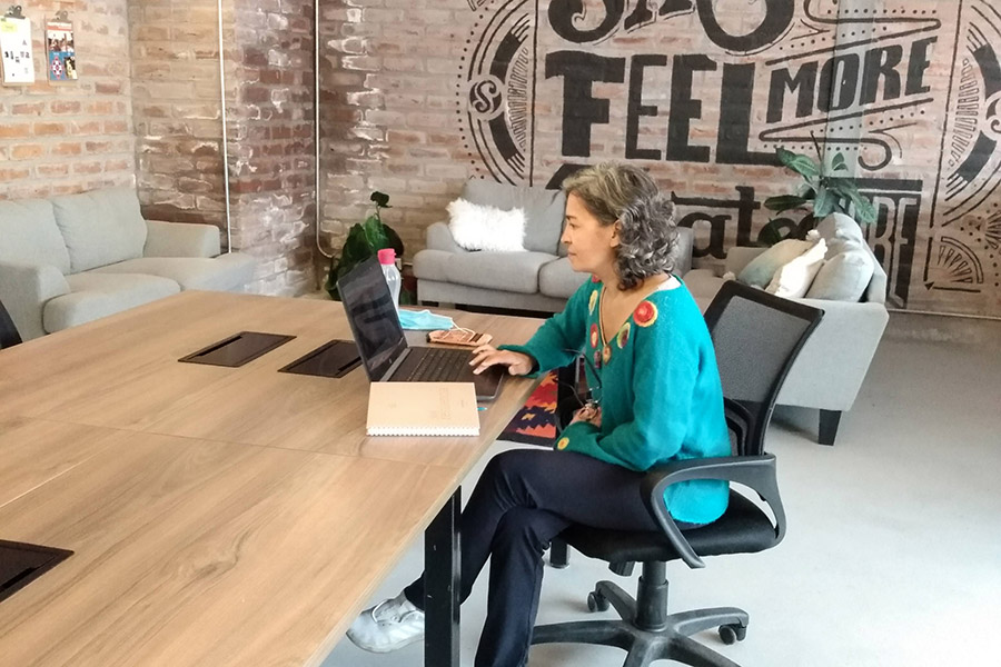 Work Cafe Mujer Nomada