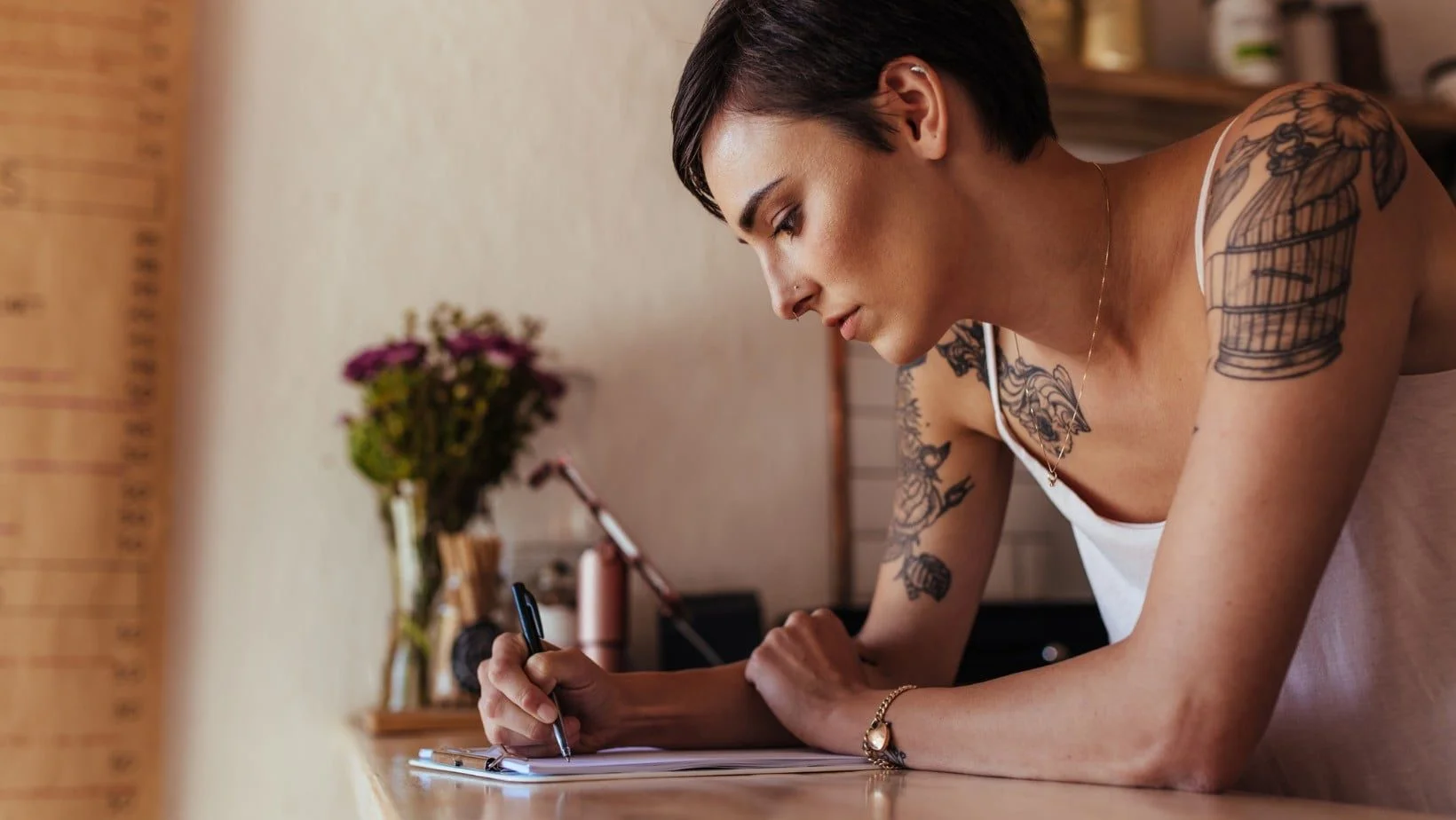 mujer escribiendo mujer escribiendo