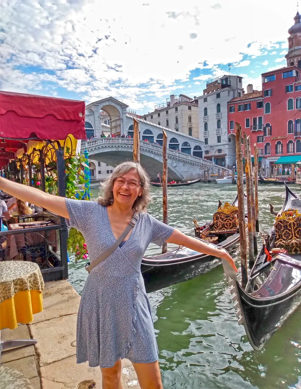 Persona viajera, persona nómade, recorrer el mundo en tren, en bus. Vivir en diferentes países y ciudades del mundo.